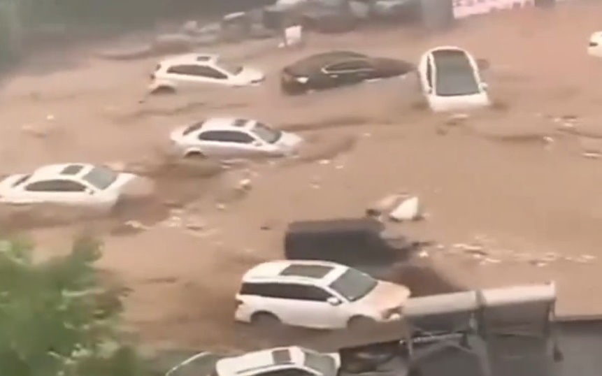 Lũ quét ở Bắc Kinh (Trung Quốc) cuốn trôi nhiều ô tô và gây chết người